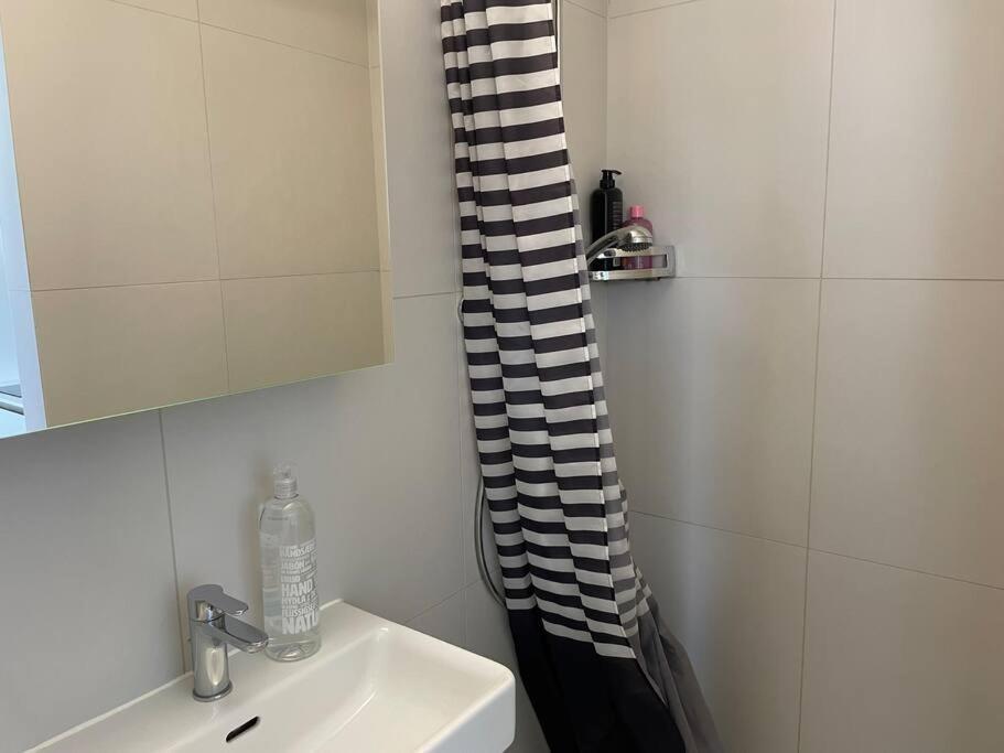 Studio Proche De La Gare ! Apartment Lausanne Bagian luar foto