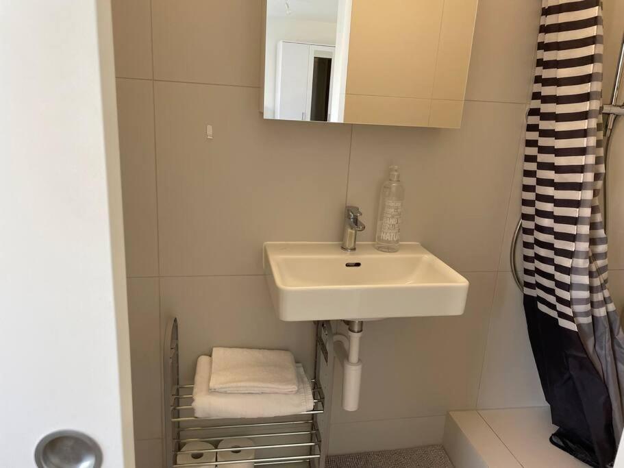 Studio Proche De La Gare ! Apartment Lausanne Bagian luar foto